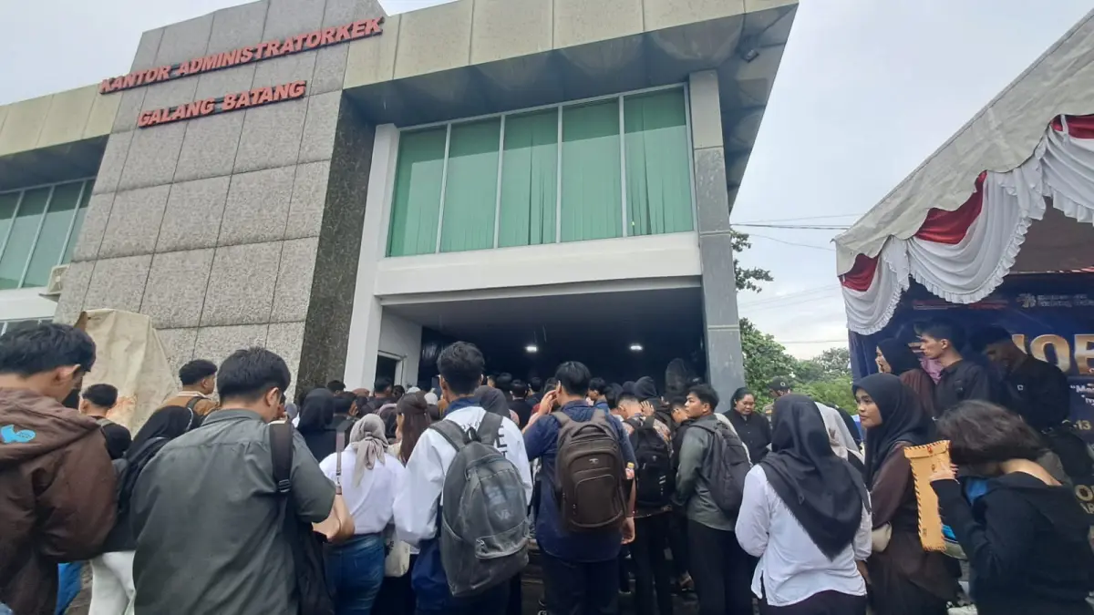 Pencari kerja menyerbu Job Fair Bintan 2026 di Kantor Administrator Galang Batang, Kecamatan Gunung Kijang, Jumat (12/6/2026). F.Slamet Nofasusanto/Batam Pos