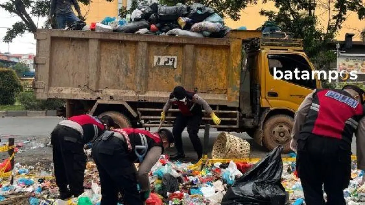 Personel samapta Polda Kepri melakukan aksi bersih lingkungan. F. Istimewa