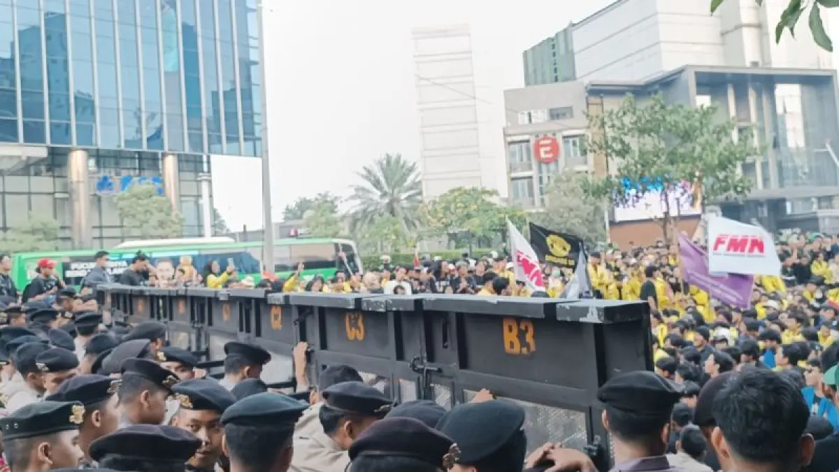 Petugas keamanan saat menjaga aksi demontrasi di Jakarta, Jumat (12/6/2026). F Khaerul Izan/Antara
