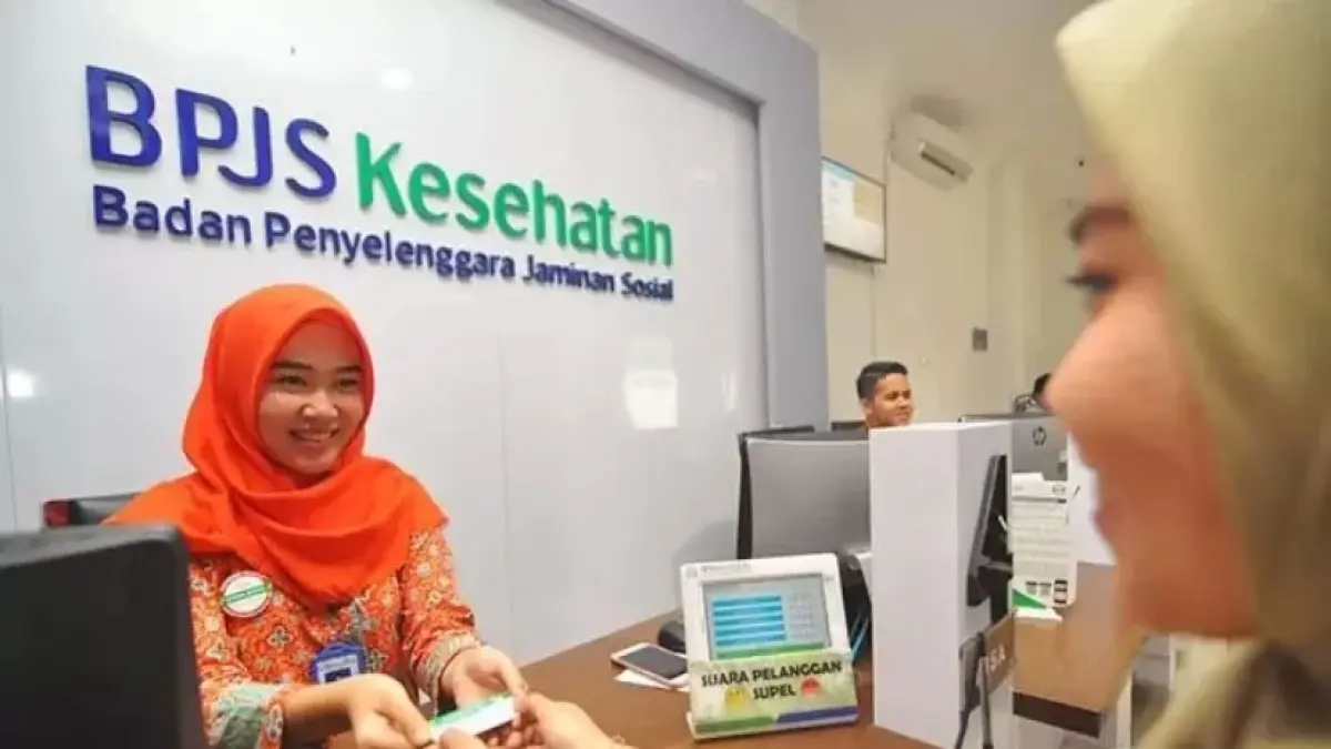 
Petugas melayani peserta JKN. BPJS Kesehatan memanfaatkan sistem Atlas-SIG untuk memetakan sebaran fasilitas kesehatan dan kebutuhan layanan guna memastikan akses kesehatan yang merata bagi masyarakat. F. Dokuman Batam Pos