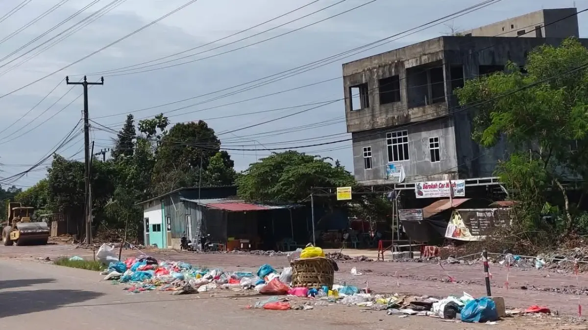 Sampah berserakan di tepi jalan. F.Yofi