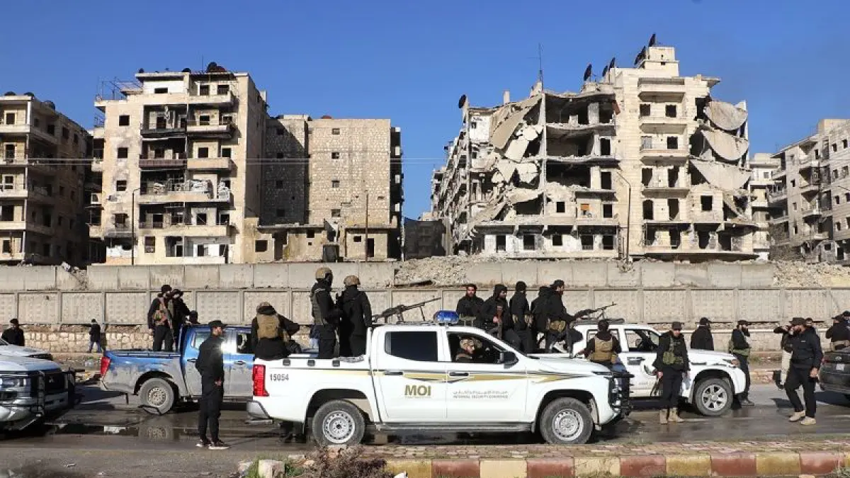 Sejumlah anggota pasukan keamanan internal Suriah terlihat ditempatkan di pintu masuk lingkungan Sheikh Maqsoud di Aleppo, Suriah utara, Sabtu (10/1/2026). ANTARA/Xinhua/Stringer/aa.