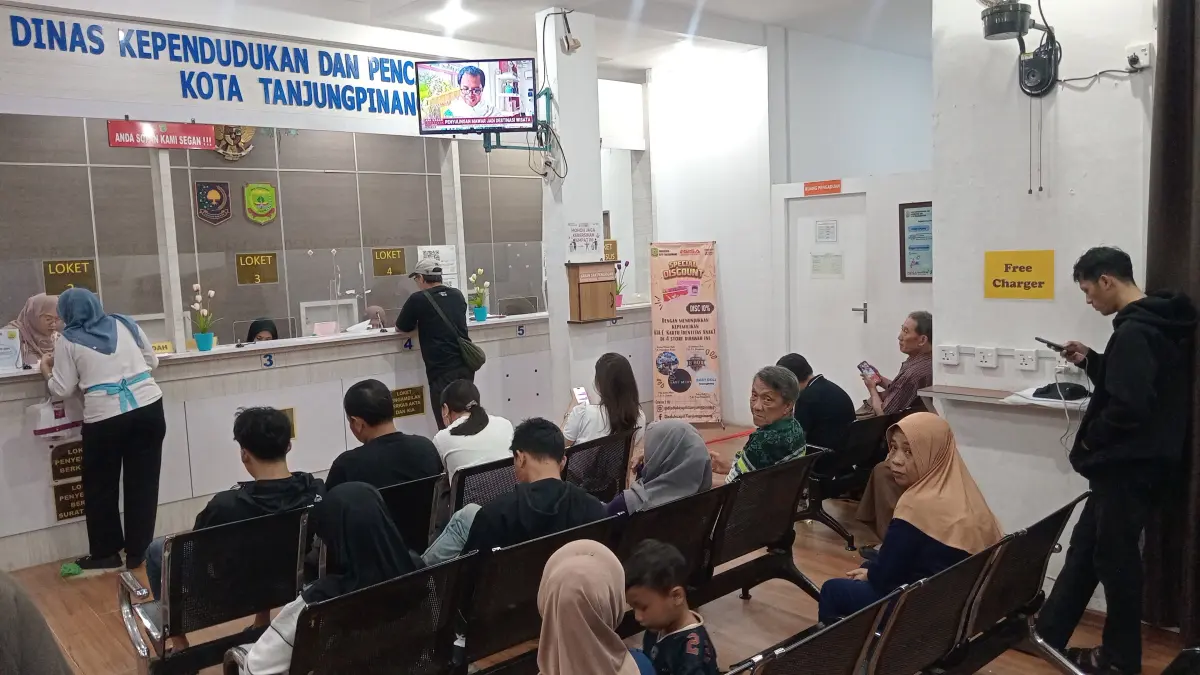 Warga saat mengurus perubahan kartu keluarga versi baru di Kantor Disdukcapil Tanjungpinang, Jumat (12/6). F. Mohamad Ismail/Batam Pos