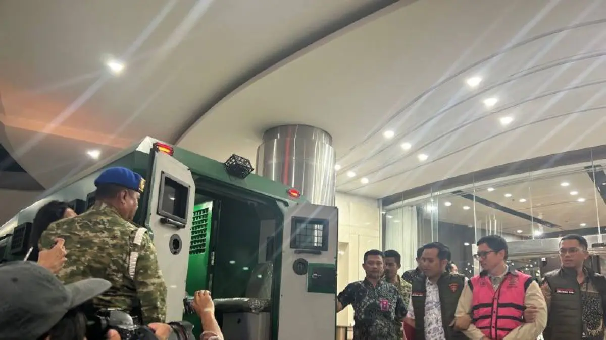 Komisaris PT YAT Andrew Mulyono (AM) digiring tim Jampidsus ke mobil tahanan usai ditetapkan sebagai tersangka kelima kasus dugaan korupsi program Makan Bergizi Gratis (MBG) pada Badan Gizi Nasional (BGN) tahun 2025–2026, Jumat (12/6/2026). ANTARA/Laily Rahmawaty 