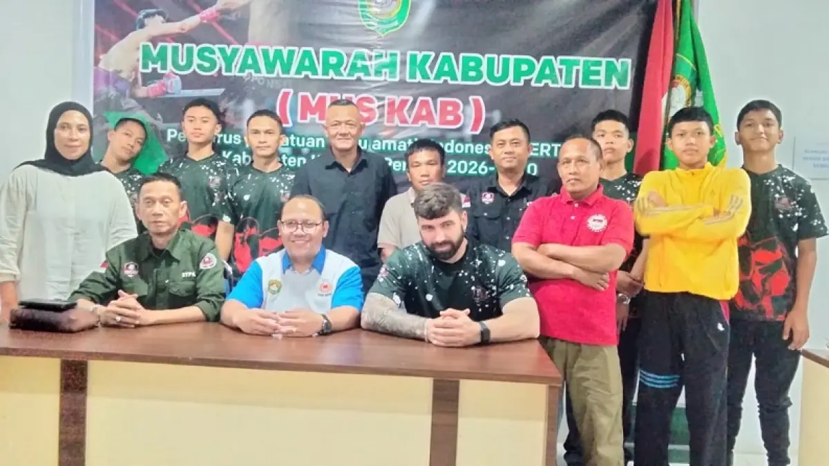 Andi Acok (kiri) berfoto bersama pengurus dan peserta Musyawarah Kabupaten (Muskab) Pertina Karimun usai terpilih secara aklamasi sebagai Ketua Pertina Karimun periode 2026-2030 di Kantor KONI Karimun, Sabtu (13/6). Foto: Tri Haryono/BatamPos
