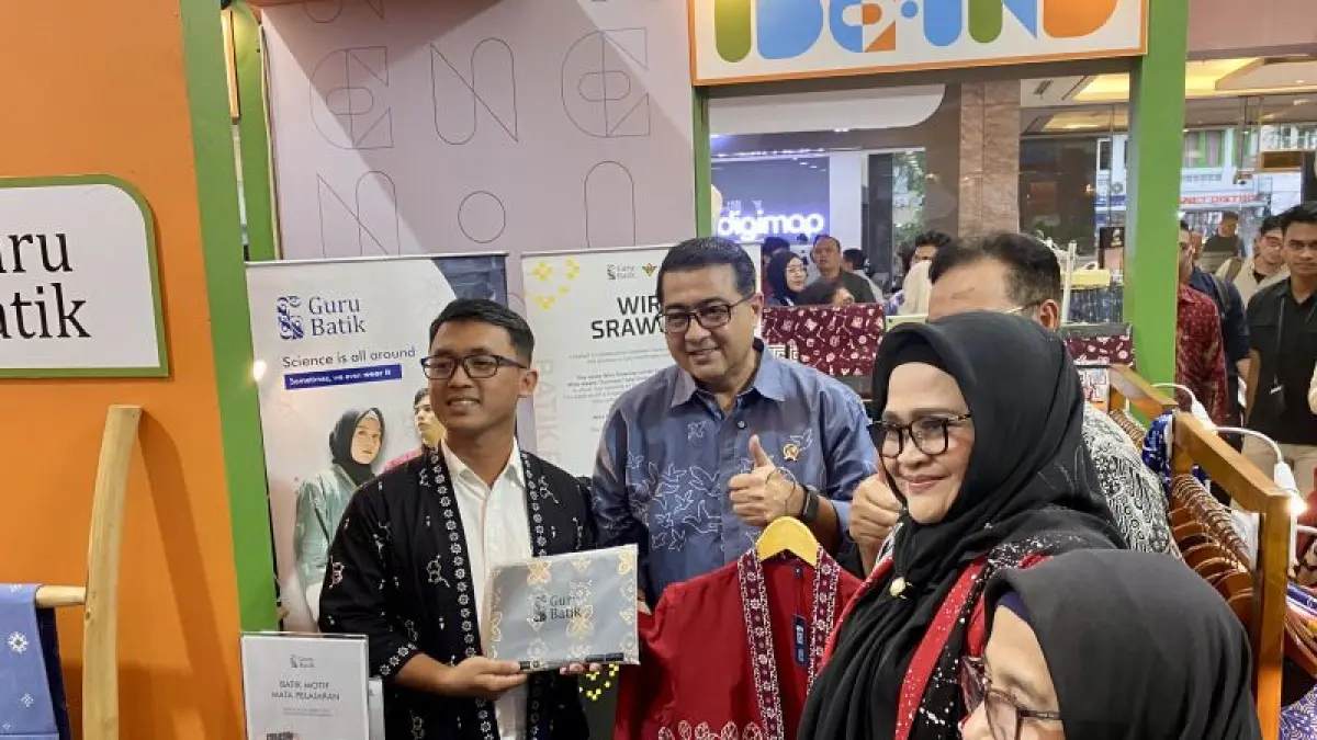 Menteri Ekonomi Kreatif (Ekraf) Teuku Riefky Harsya (dua kiri) saat mengunjungi salah satu gerai pelaku usaha ekonomi kreatif dalam acara IDE.IND yang digelar di Yogyakarta, Sabtu (13/6). (ANTARA/Agung Dwi Prakoso)