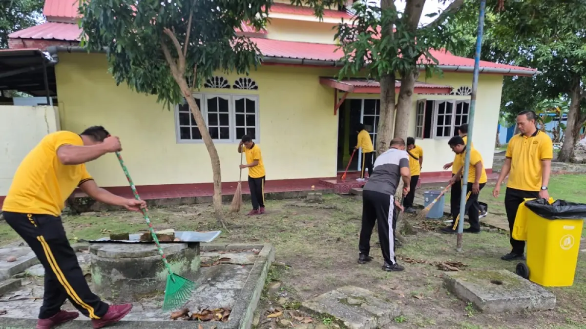 Menyambut HUT e-80 Bhayangkara, Polresta Barelang melakukan Bakti religi di Belakangpadang. Foto: Dok. Polresta Barelang untuk Batam Pos 