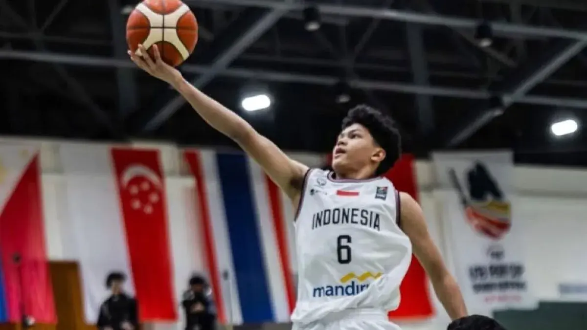 Pebasket timnas u18 Indonesia Muhammad Fakhrizal memasukkan bola ke keranjang dalam pertandingan melawan Laos, pada FIBA U18 Asia Cup SEABA Qualifiers 2026, di Thailand, Kamis (16/4/2026). ANTARA/HO-FIBA/am.