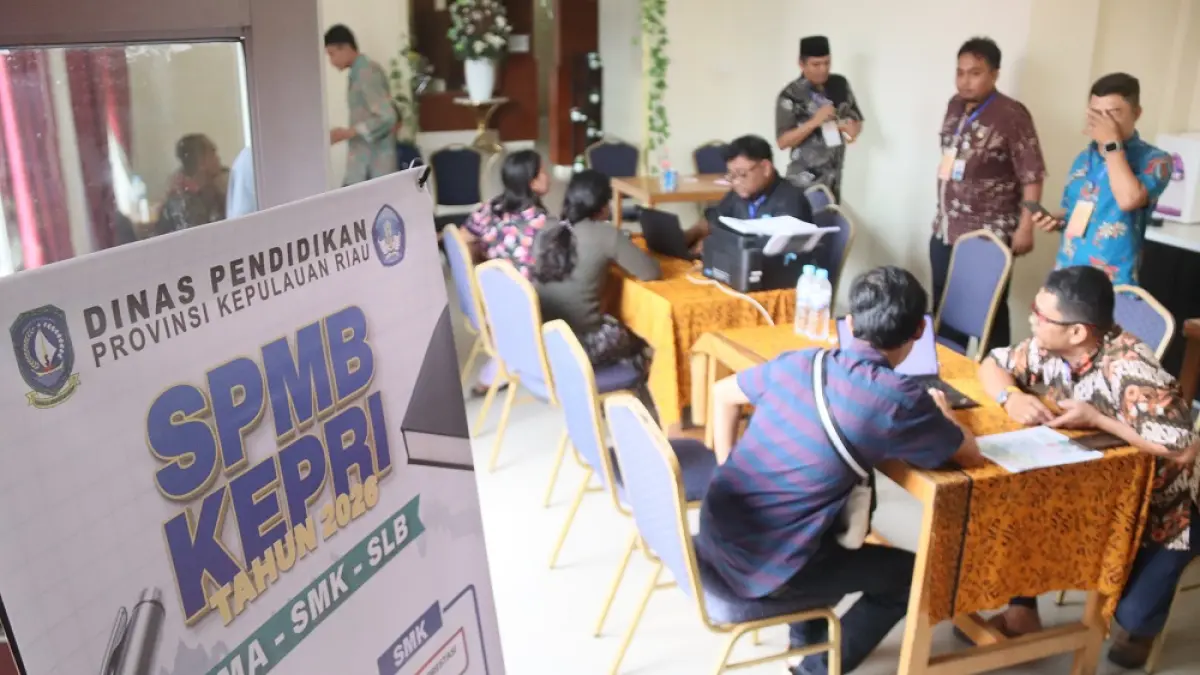 Sejumlah orang tua calon siswa mendatangi SMKN 2 Batam untuk mendapatkan informasi pendaftaran SPMB yang sempat mengalami kendala saat  melakukan pendaftaran, Kamis (11/6). Foto: Cecep Mulyana/Batam Pos