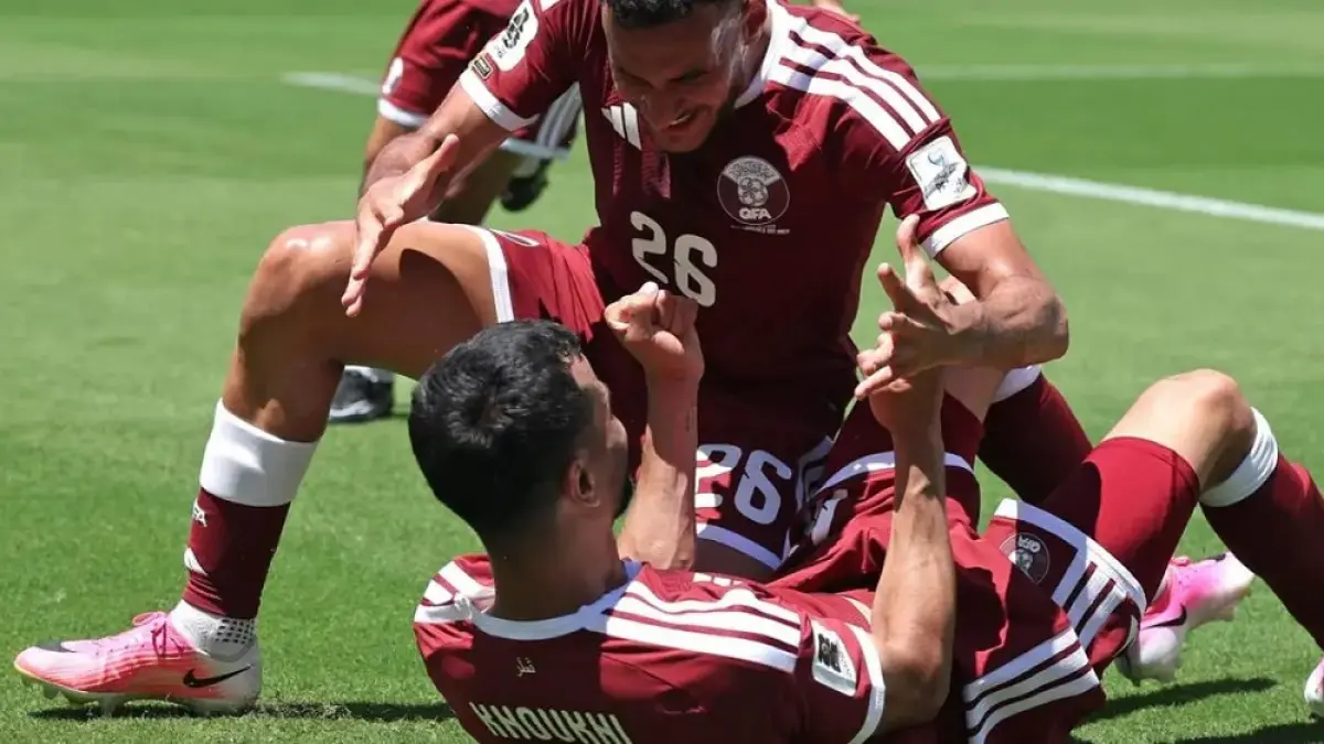 Pemain Qatar merayakan gol Boualem Khoukhi pada masa injury time yang memaksa Swiss bermain imbang 1-1 di Piala Dunia 2026. (FIFA)