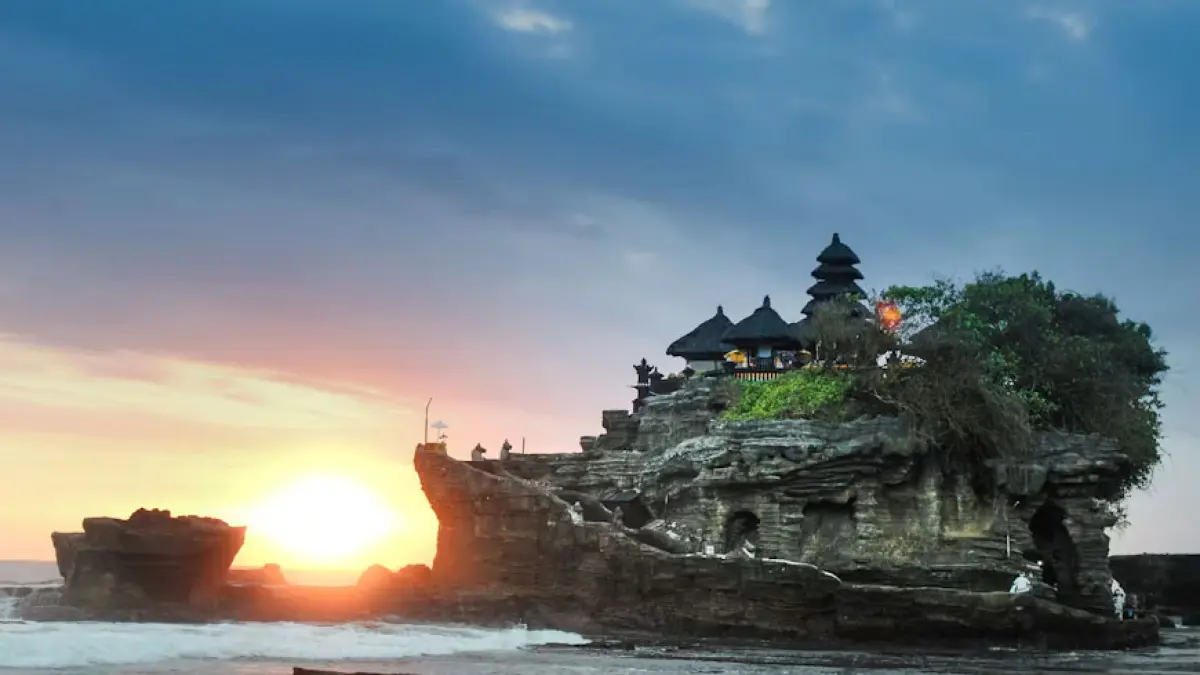 Tanah Lot di Pulau Bali / Unsplash