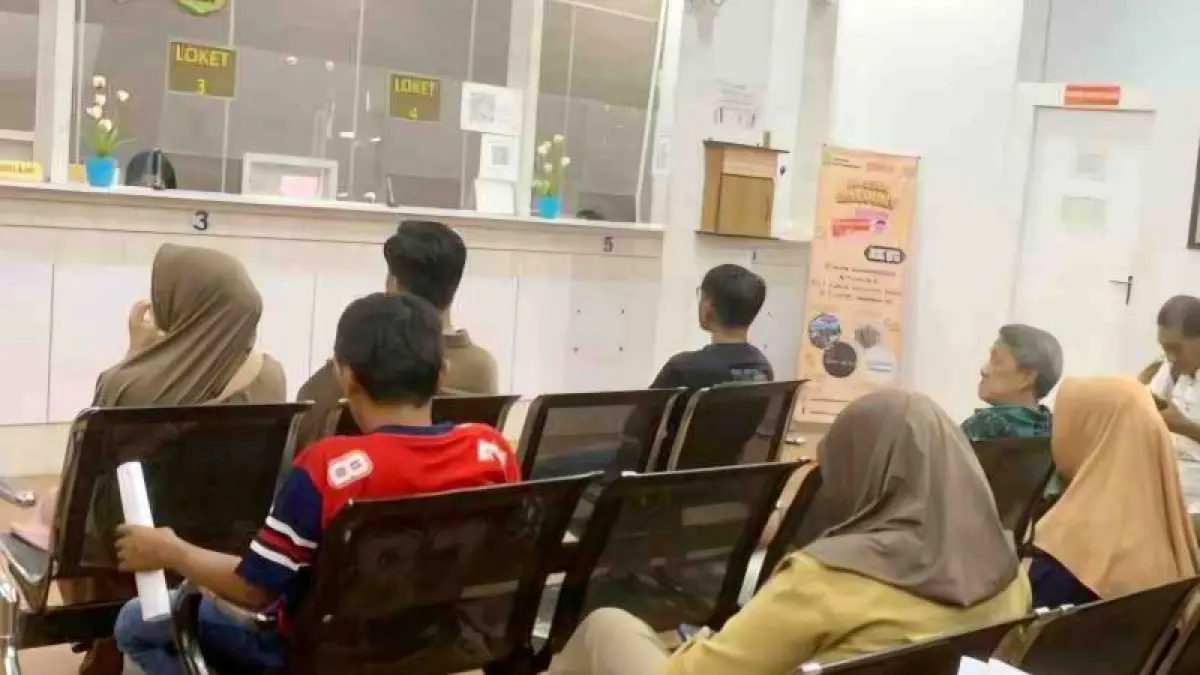 Warga antre mengurus dokumen KK barcode di Kantor Dinas Kependudukan dan Pencatatan Sipil (Disdukcapil) Kota Tanjungpinang, Kepulauan Riau (Kepri), Jumat (12/6/2026). ANTARA/Ogen 