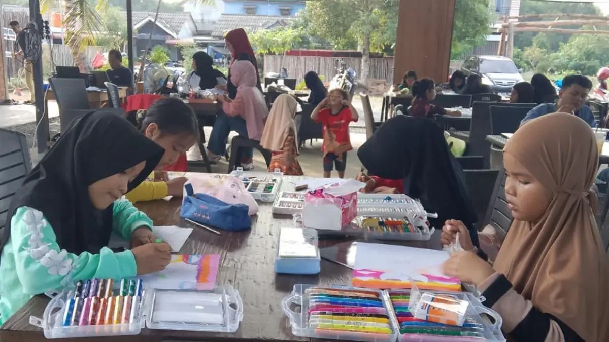Anak-anak antusias mengikuti lomba mewarnai yang dilaksanakan di Resto & Cafe Jatra, Tanjunguban, Kecamatan Bintan Utara pada Minggu (14/6/2026). F. Budi untuk Batam Pos