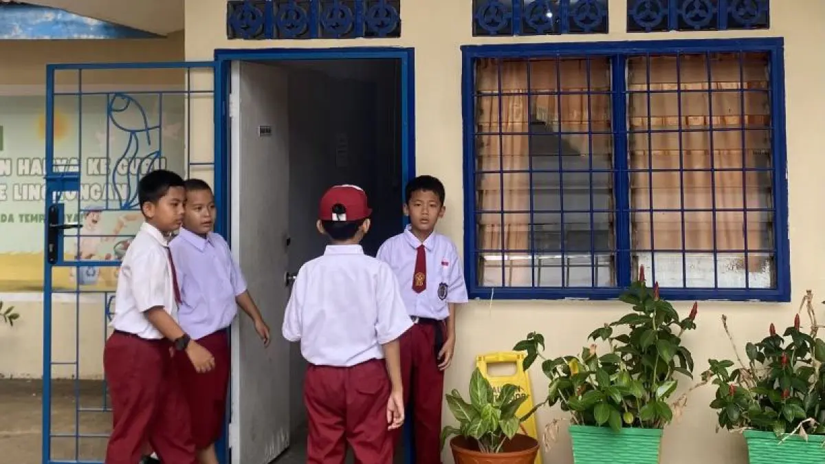 Beberapa anak sekolah dasar di lingkungan sekolah saat waktu istirahat di Batam, Kepri. (ANTARA/Amandine Nadja) 