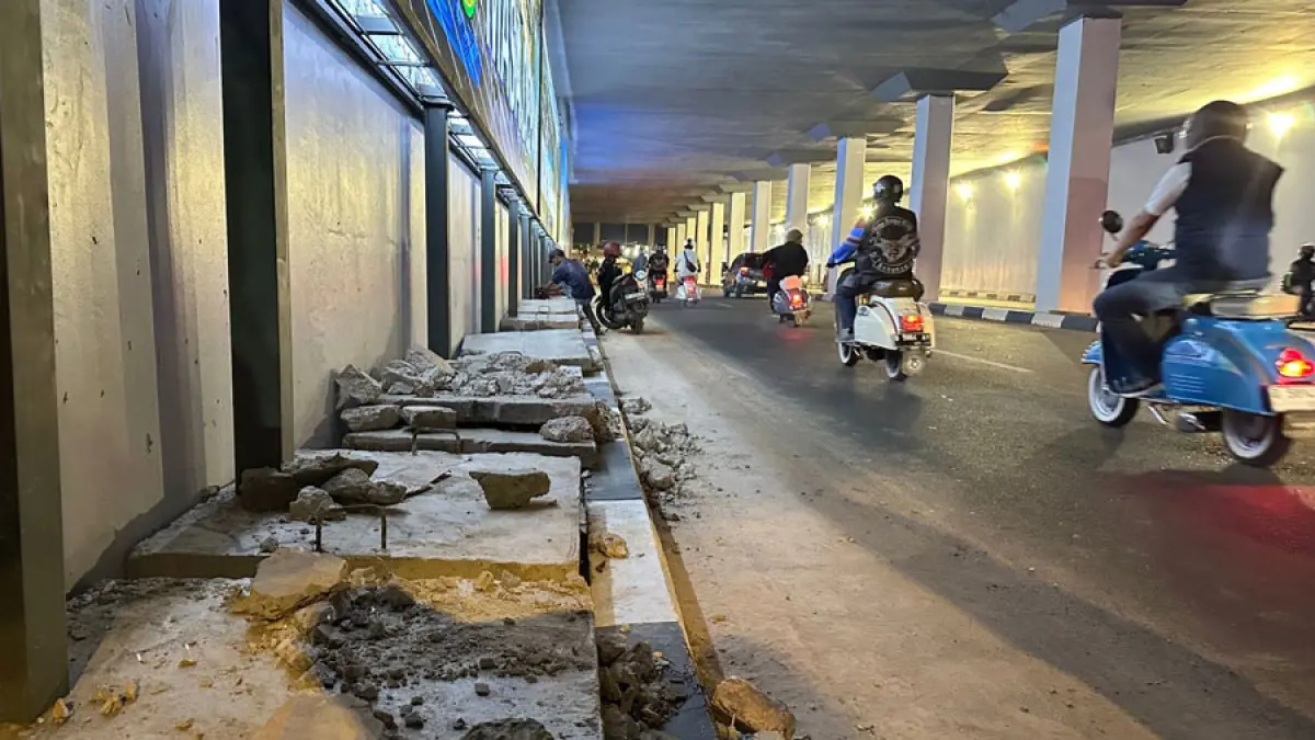 Beton penutup selokan dihancuirkan untuk diambil besi di dalamnya. F. BP Batam