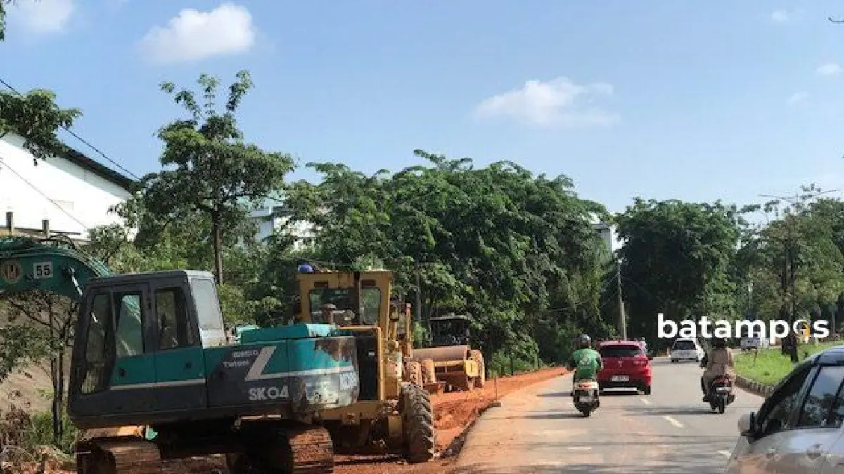 Dua alat berat terparkir di sisi Jalan Raja Isa, Batam Center, Minggu (14/6). Foto: M. Sya’ban/Batam Pos