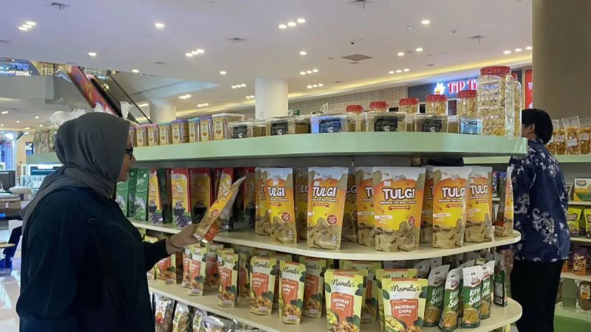 Illustrasi - Masyarakat yang sedang melihat beberapa produk UMKM kemasan yang di pajang di sebuah bazar di Kota Batam, Kepri (4/3/2026). (ANTARA/Amandine Nadja) 