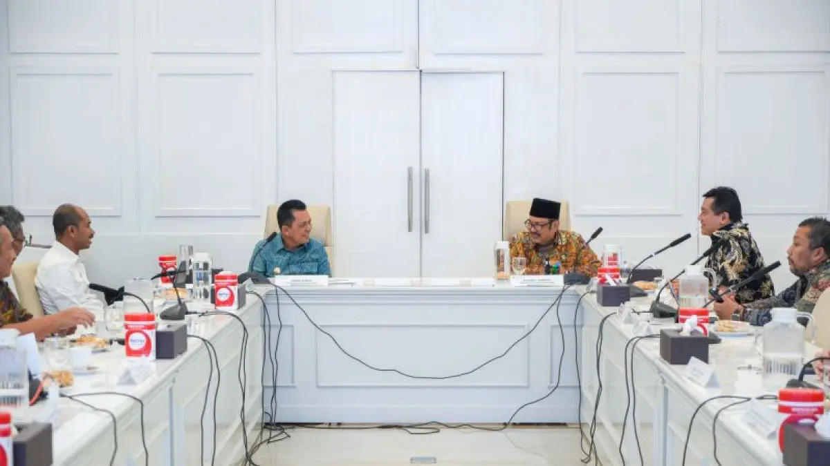  Menteri Perencanaan Pembangunan Nasional/Kepala Badan Perencanaan Pembangunan Nasional (PPN/Bappenas) Rachmat Pambudy (tengah kanan) saat menerima audiensi Gubernur Kepulauan Riau Ansar Ahmad di Jakarta, Rabu (10/6/2026). ANTARA/HO- (Bappenas)
