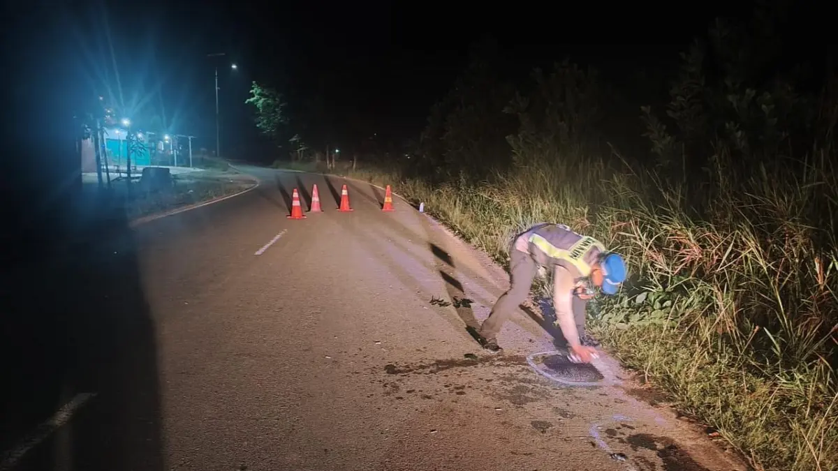 Polisi melakukan olah TKP kecelakaan di jalan raya Korindo, Kelurahan Sei Lekop, Kecamatan Bintan Timur pada Senin (15/6/2026) sekitar pukul 01.10 WIB. F. H.P Bako untuk Batam Pos