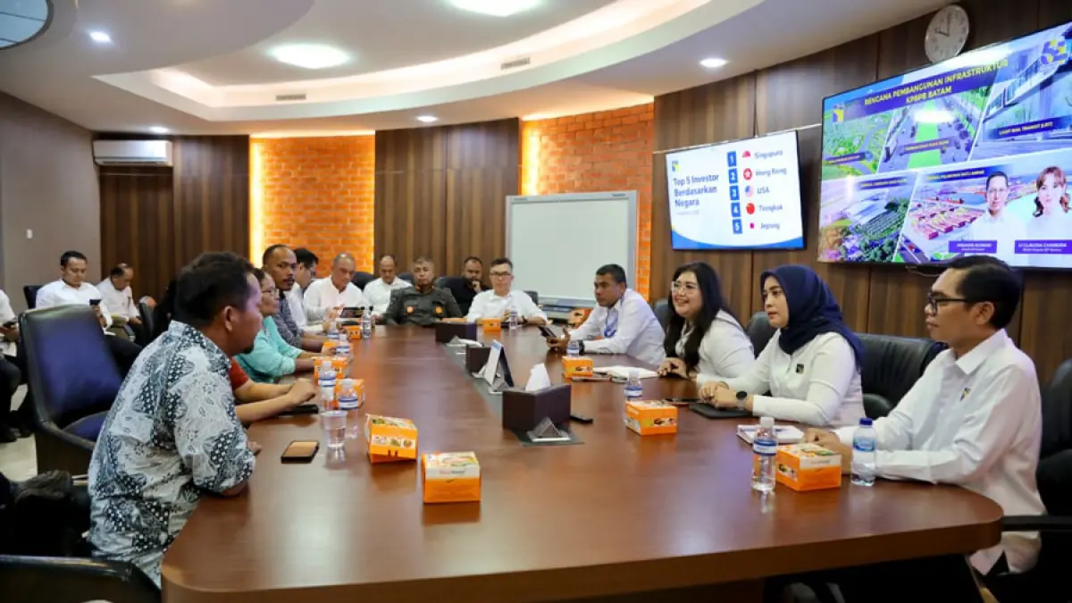 Rapat koordinasi yang dipimpin Anggota/Deputi Bidang Pelayanan Umum BP Batam, Ariastuty Sirait, bersama perwakilan pedagang dan sejumlah direktorat terkait di Marketing Center BP Batam, Senin (15/6/2026).