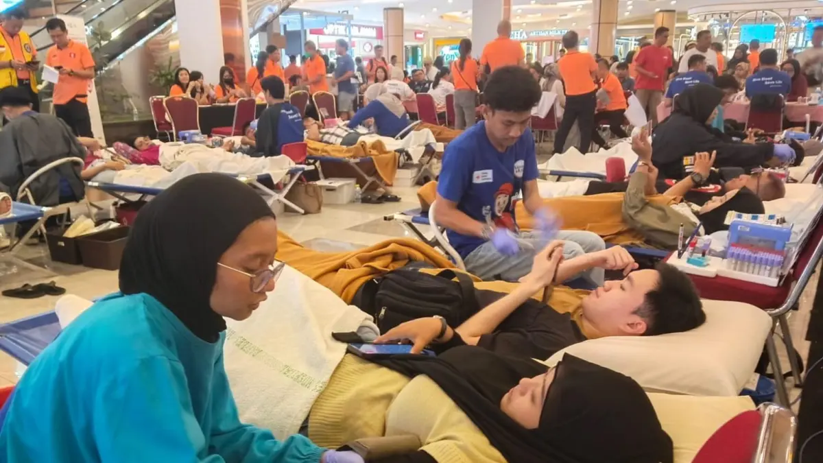 Ratusan warga memadati kegiatan donor darah yang digelar Perhimpunan Hakka Indonesia Sejahtera (PHIS) di K-Square Mall, Minggu (14/6). Foto. M. Syaban/ Batam Pos