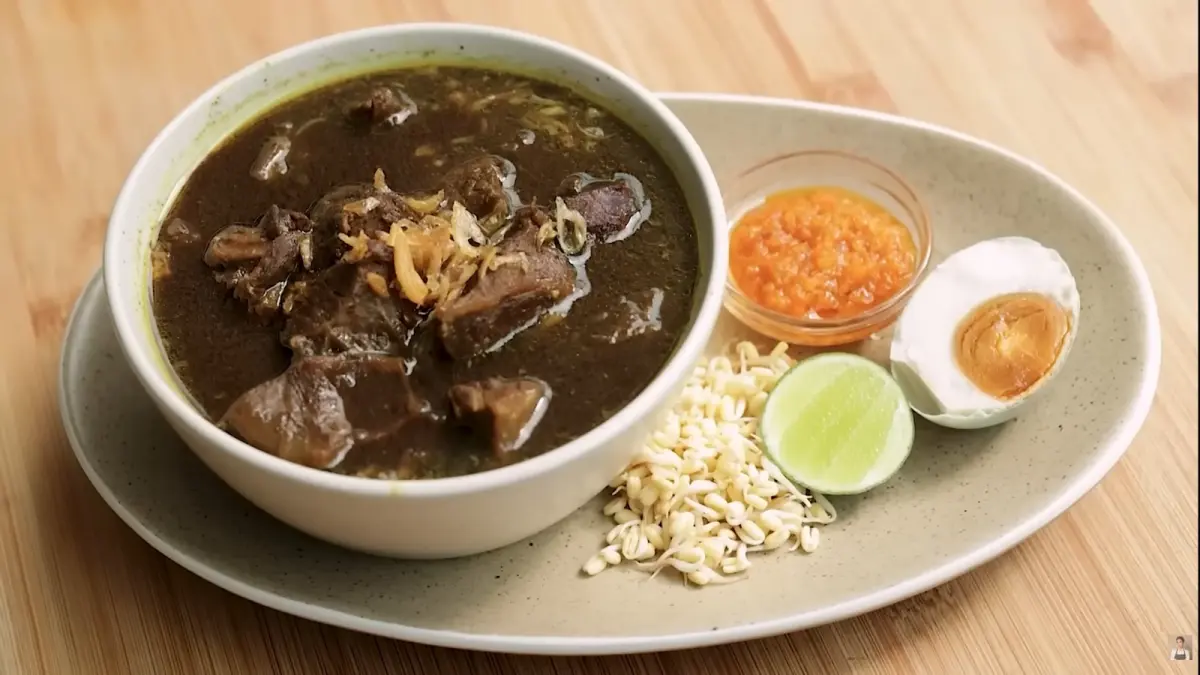Rawon kuliner khas Jawa Timur. (Tangkapan layar youtube.com/@devinahermawan)