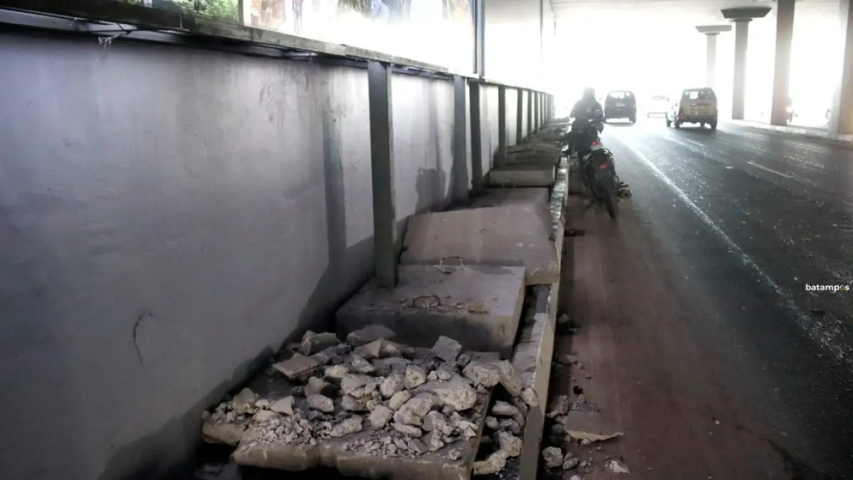 Tutup drainase yang berada di Terowongan Pelita rusak diduga diambil besinya oleh orang tak dikenal. Terlihat pecahan batu drainase yang berserakan, Minggu (14/6). F.Cecep Mulyana/Batam Pos