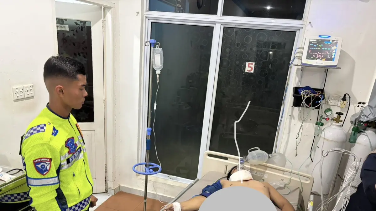Korban JN saat mendapatkan
pertolongan medis di RSUD Dabo Singkep, Senin malam (15/6). F.
Vatawari/BATAM POS