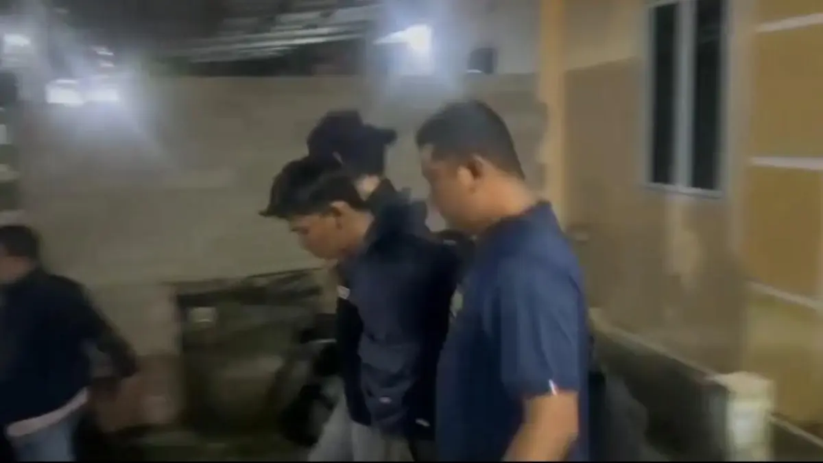 Polisi saat membekuk pelaku penipuan terhadap pemilik toko emas di jalan Barek Motor, Kelurahan Kijang Kota, Kecamatan Bintan Timur. F. Yofi Akbar untuk Batam Pos