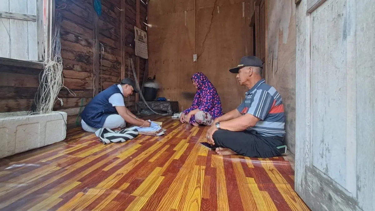 Tim verifikasi saat melakukan survei program bedah rumah di Bintan, beberapa waktu lalu. F.Slamet Nofasusanto/Batam Pos