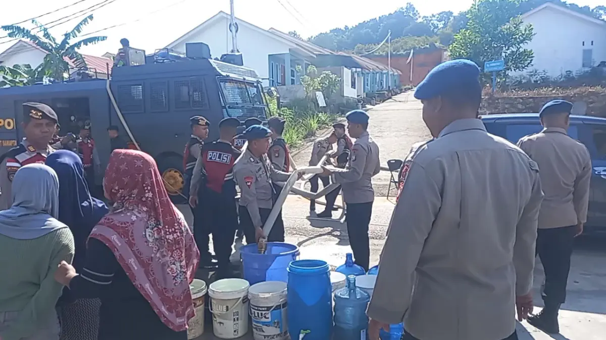 Air bersih disalurkan ke warga di Perumahan Lobam Bestari dan Taman Surya Indah, yang mengalami kesulitan air bersih, Rabu (17/6/2026). F. H.P Bako untuk Batam Pos