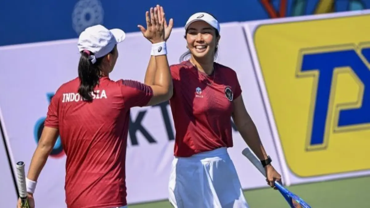 Arsip foto - Petenis ganda putri Indonesia Janice Tjen (kiri) dan Aldila Sutjiadi (kanan) pada final tenis ganda putri SEA Games 2025 di National Tennis Development Center, Pak Kret, Nothanburi, Bangkok, Thailand, Jumat (19/12/2025). (ANTARA FOTO/Nova Wahyudi/YU) 