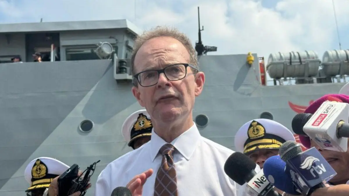 Duta Besar Inggris untuk Indonesia Dominic Jermey berbicara dengan media dalam wawancara singkat setelah penyambutan kapal patroli Angkatan Laut Inggris, HMS Tamar, di Jakarta, Rabu (17/6/2026). (ANTARA/Cindy Frishanti) 