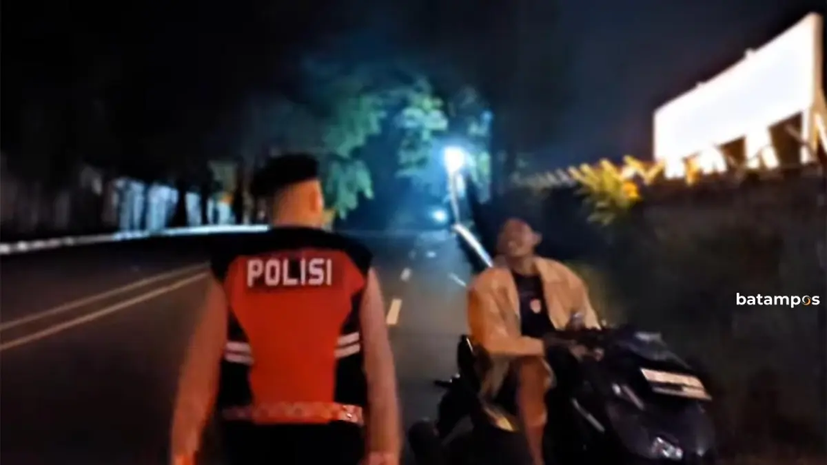 Personel Polsek Batuaji menginterogasi pengendara yang berada di jalan minim penerangan. F.Bayu untuk Batam Pos