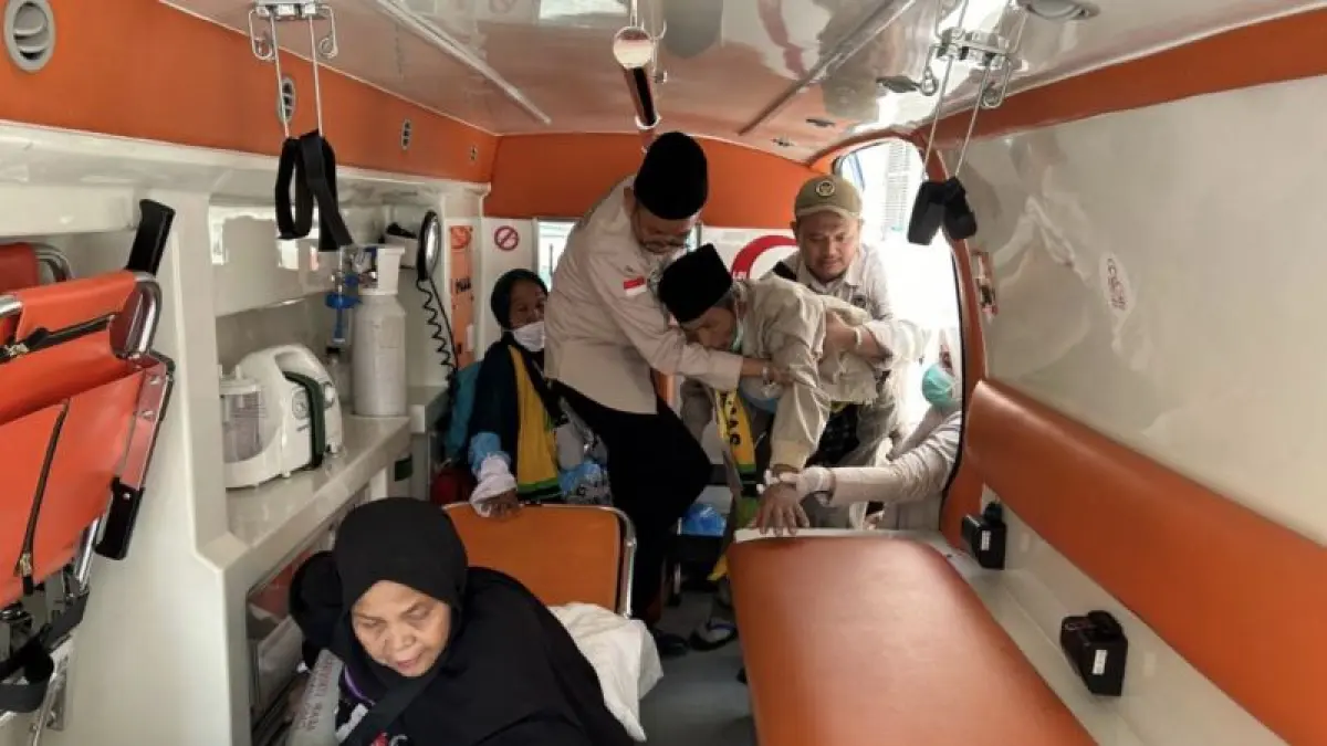 Petugas melayani jamaah haji sakit yang akan dipulangkan lebih awal ke tanah air melalui program Tanazul. ANTARA/HO-MCH 2026
