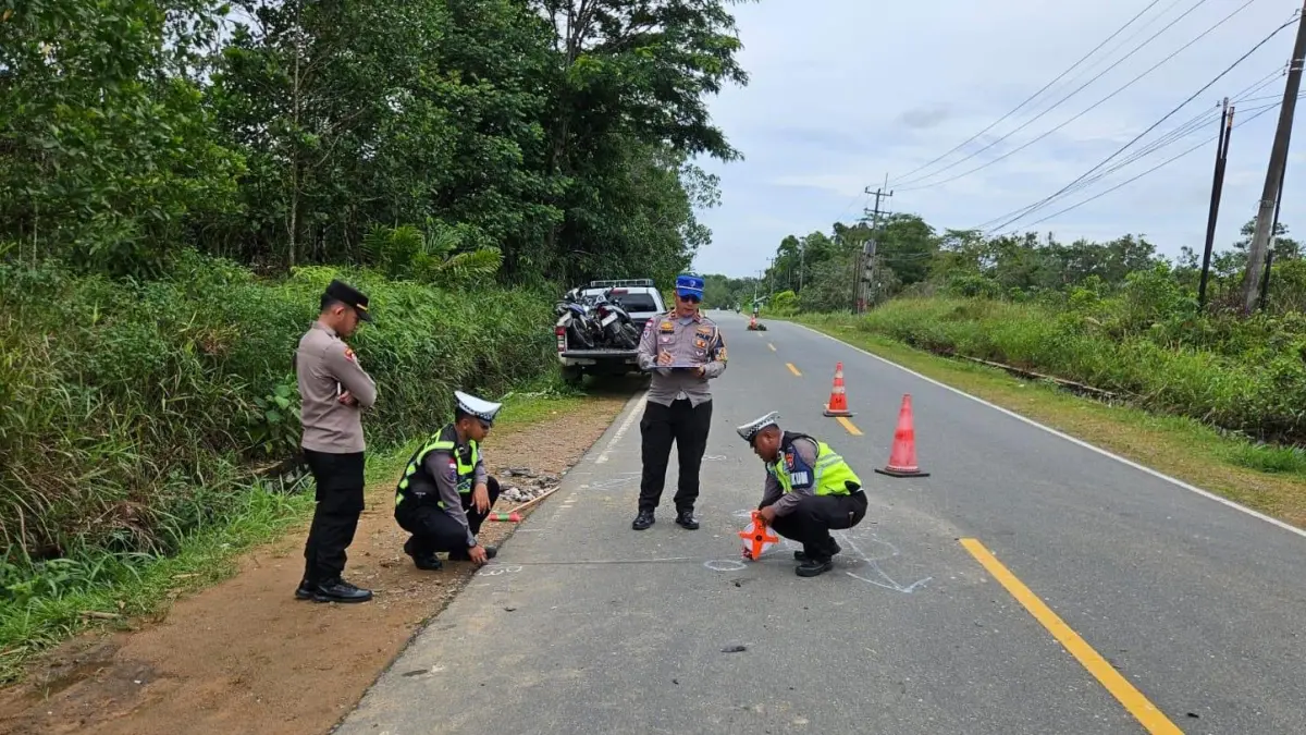 Polisi saat melakukan olah TKP laka di Km 50, Desa Sri Bintan, Selasa (16/6/2026). F.H.P Bako untuk Batam Pos