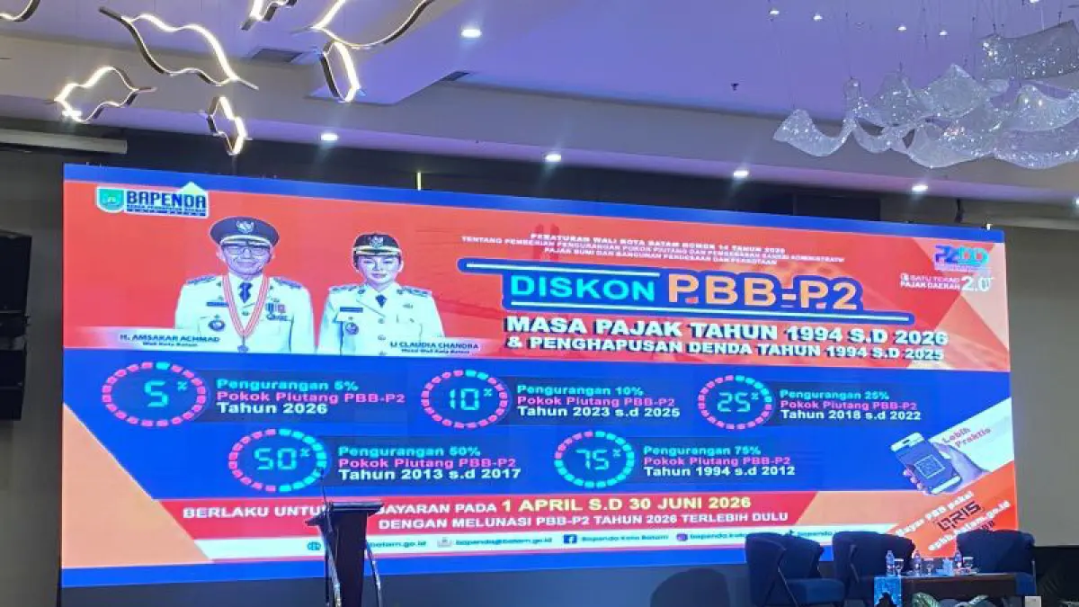  Poster tentang diskon PBB-P2 dan penghapusan denda yang ditampilkan pada layar di Batam, Kepri (15/6/2026). (ANTARA/Amandine Nadja)
