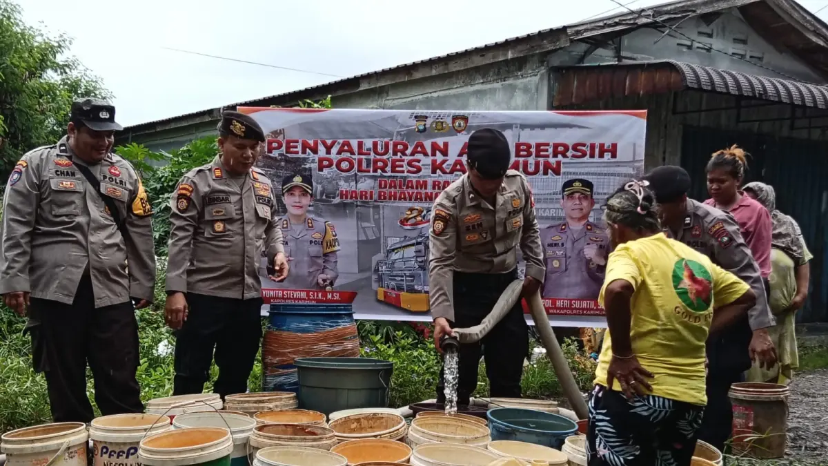 &nbsp;Sat Samapta Polres Karimun bersama Kompi Brimob Polda Kepri menyalurkan air bersih ke masyarakat. F Sandi Pramosinto/Batam Pos