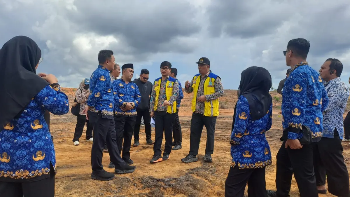 Satker Pelaksanaan Prasarana Strategis (PPS) Kepri bersama instansi terkait meninjau lokasi pembangunan sekolah rakyat, Rabu (17/6/2026). F.Slamet Nofasusanto/Batam Pos