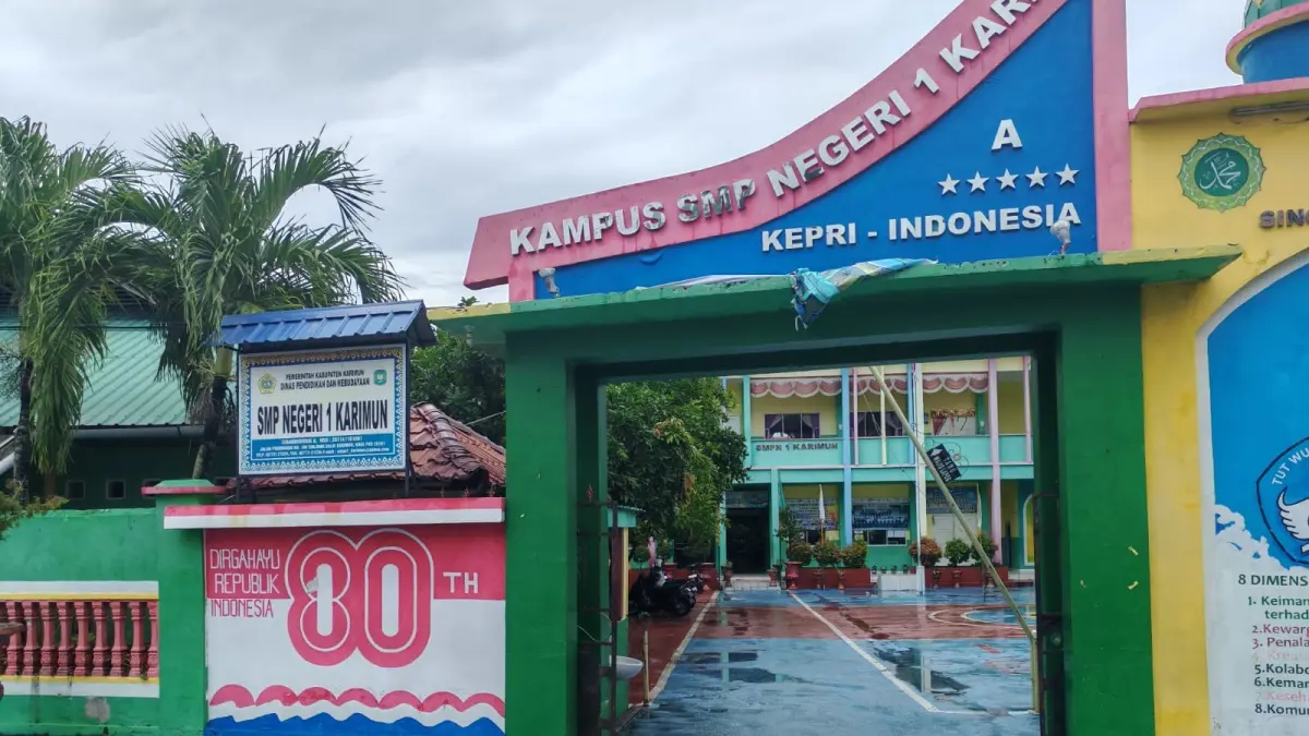 SMP Negeri 1 di Kecamatan Karimun merupakan salah satu sekolah favorit yang kelebihan pendaftar. F Sandi Pramosinto/Batam Pos