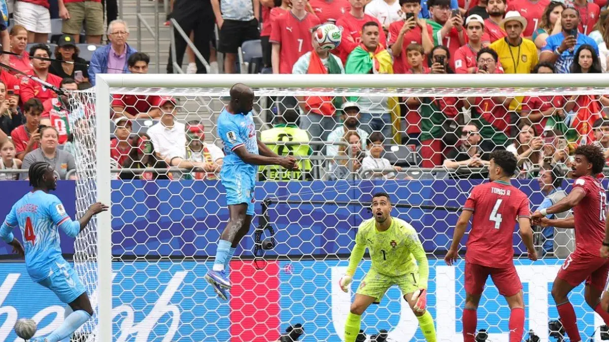 Striker Republik Demokratik Kongo, Yoane Wissa, mencetak gol yang menggagalkan kemenangan Portugal, dalam pertandingan pertama Grup K Piala Dunia 2026 antara Portugal dan Kongo di Houston Stadium, Houston, Texas, Amerika Serikat, pada 17 Juni 2026. Pertandingan ini berakhir 1-1. (Getty Images via AFP/ALEX SLITZ)