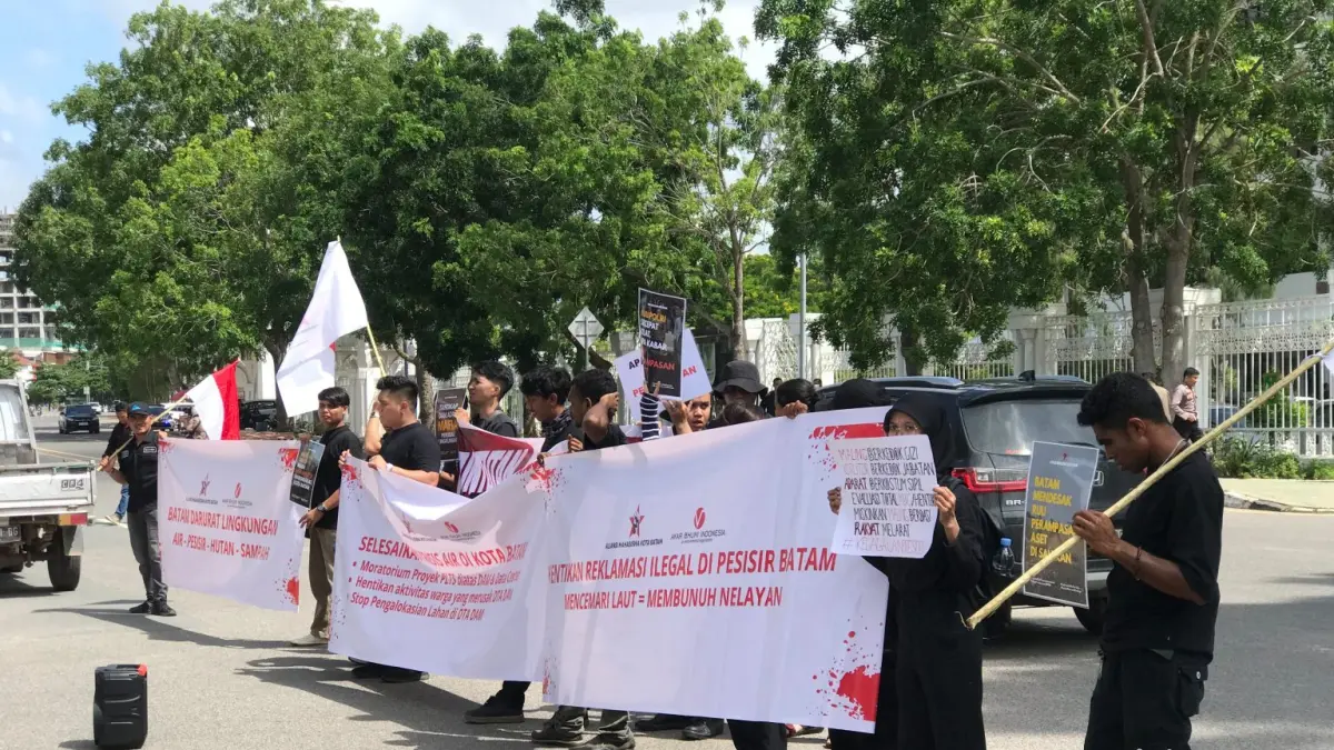 Aliansi mahasiswa demo di depan kantor DPRD Batam. F. M Syahban/ Batam Pos