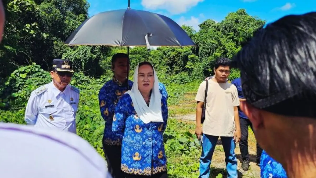  Bupati Natuna Cen Sui Lan (kerudung putih) saat meninjau lokasi normalisasi sungai di Sebadai Ulu pada Rabu (17/6/2026). ANTARA/Muhamad Nurman
