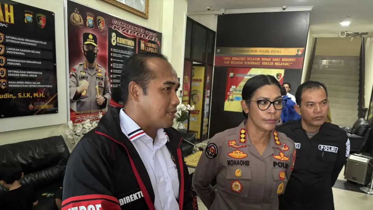 Direktur Reserse Kriminal Umum Polda Kepri, Kombes Ronni Bonic (kiri). 
