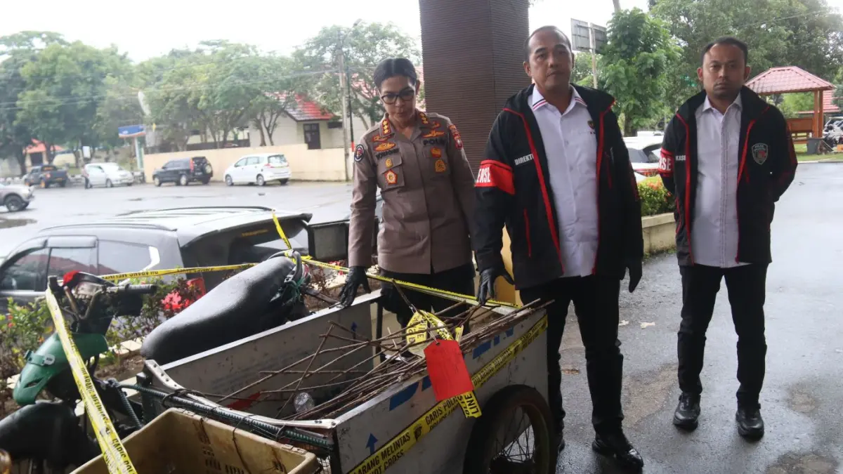 Direktur Reserse Kriminal Umum Polda Kepri Kombes Pol Ronni Bonic, didampingi Kabid Humas Polda Kepri Kombes Nona Procilia Ohei dan jajaran menunjukan barang bukti kasus tindak pidana pencurian dan pengrusakan fasilitas umum (rayap besi) terowongan pelita yang berhasil diungkap saat ekspos di Mapolda Kepri, Rabu (17/6) F Cecep Mulyana/Batam Pos