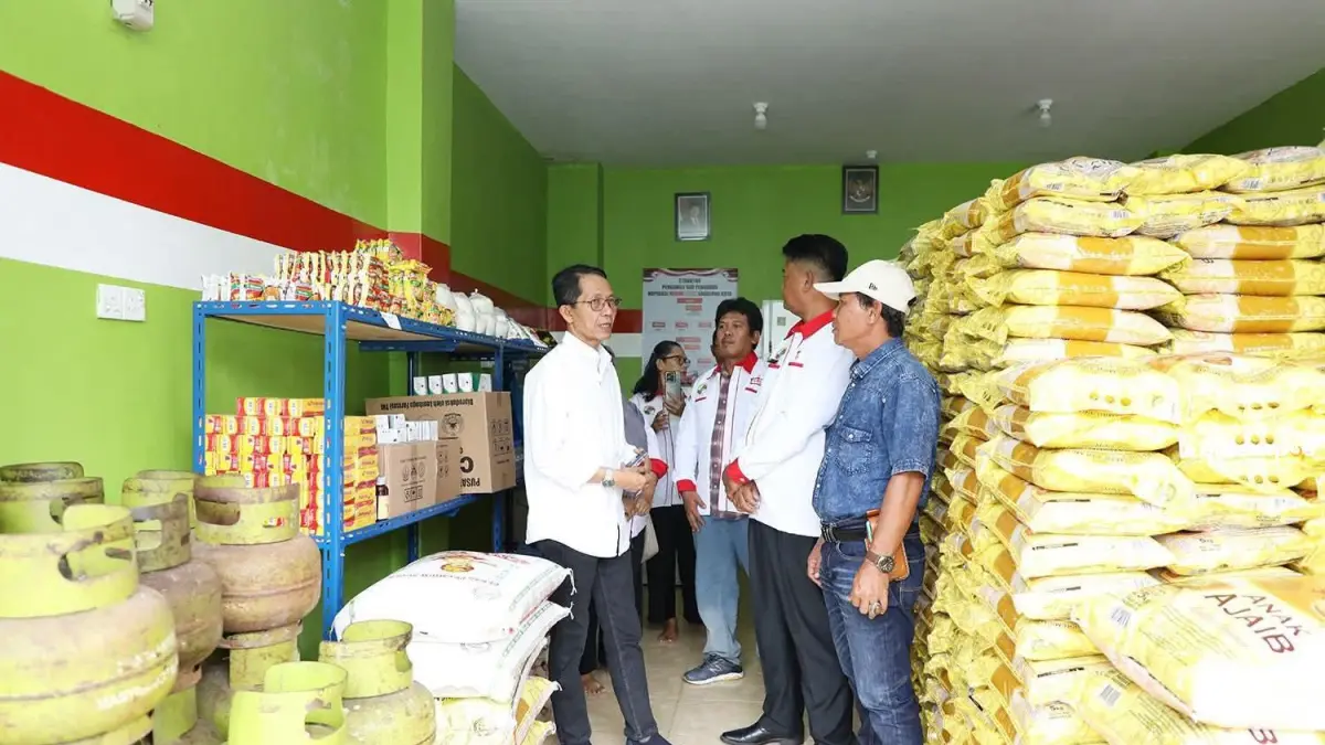 Ilustrasi: Wali Kota Batam Amsakar saat meninjau Koperasi Merah Putih di Kecamatan Sagulung, Senin (15/12).