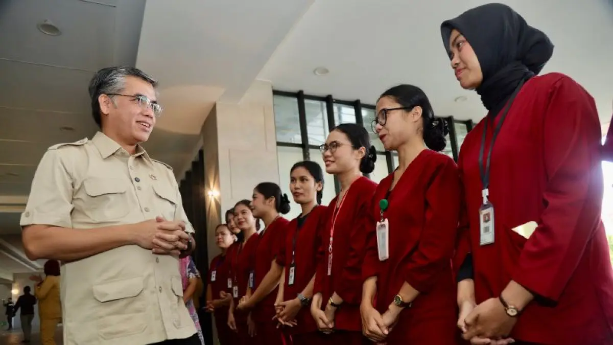 Menteri Ketenagakerjaan (Menaker) Yassierli menyapa para peserta MagangHub di Jakarta. F Antara