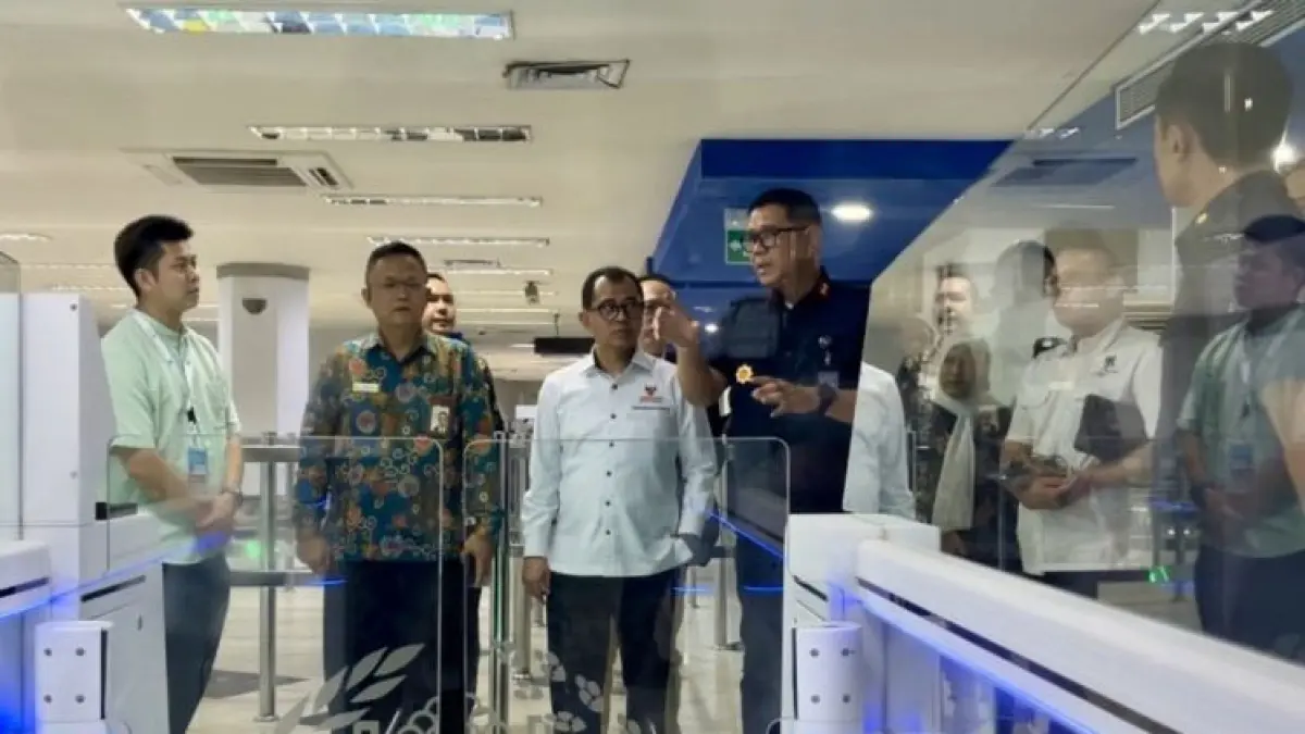 Pimpinan Ombudsman RI Nuzran Joher (ketiga dari kiri) bersama Kanwil Imigrasi Kepri Guntur Hamonangan (keempat dari kiri) saat meninjau autogate di Pelabuhan Batam Centre di Batam, Kepri, Kamis (18/6/2026). ANTARA/Angiela 