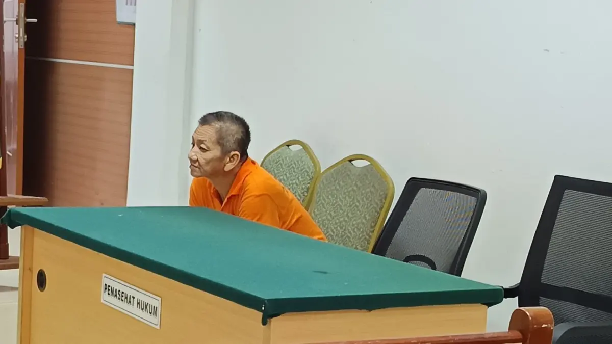 Terdakwa penggelapan disidangkan di PN Batam. F. Azis Maulana/ Batam Pos