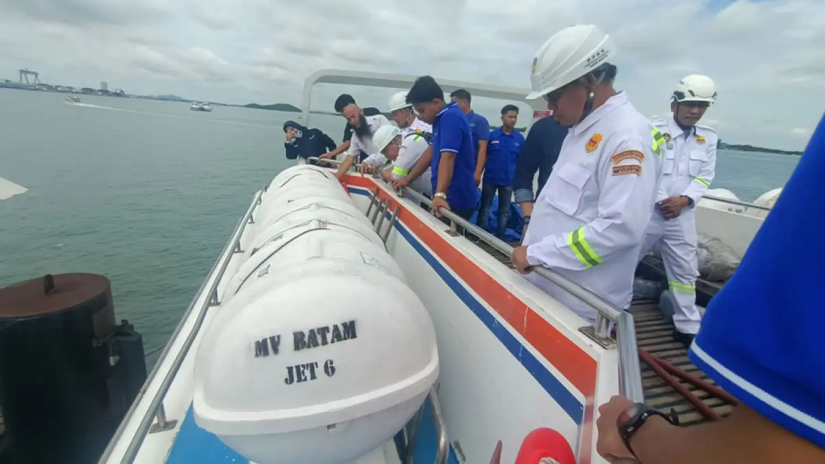 Marine Inspector KSOP Khusus Batam memeriksa perlengkapan keselamatan kapal penumpang dalam kegiatan ramp check menjelang puncak arus libur sekolah. Pemeriksaan dilakukan guna menjamin keselamatan, keamanan, dan kenyamanan penumpang selama pelayaran.   F. istimewa